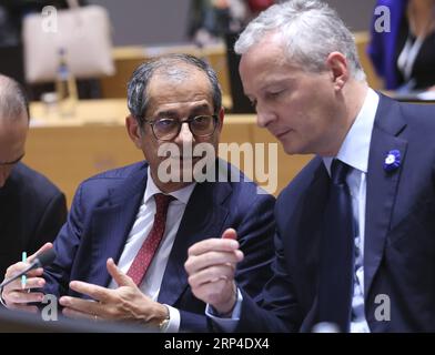 (181105) -- BRUXELLES, le 5 novembre 2018 -- le ministre italien des Finances Giovanni Tria (à gauche) et le ministre français des Finances Bruno le Maire (à droite) discutent lors d'une réunion des ministres des Finances de la zone euro à Bruxelles, Belgique, le 5 novembre 2018.) (rh) BELGIQUE-BRUXELLES-EUROGROUPE-MINISTRE DES FINANCES-RÉUNION YexPingfan PUBLICATIONxNOTxINxCHN Banque D'Images