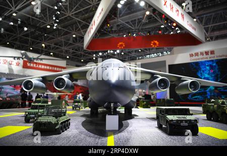 (181105) -- ZHUHAI, 5 novembre 2018 -- la photo prise le 5 novembre 2018 montre un modèle y-20 à la zone d'exposition AVIC (Aviation Industry Corporation of China, Ltd.) de la prochaine exposition internationale de l'aviation et de l'aérospatiale de la Chine à Zhuhai, dans la province du Guangdong du sud de la Chine. L'exposition est prévue du 6 au 11 novembre. ) (Gxn) CHINE-GUANGDONG-ZHUHAI-AVIATION ET AÉROSPATIALE EXPOSITION (CN) DengxHua PUBLICATIONxNOTxINxCHN Banque D'Images