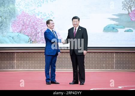 (181105) -- SHANGHAI, le 5 novembre 2018 -- le président chinois Xi Jinping accueille le Premier ministre russe Dmitri Medvedev, qui est ici pour assister à la cérémonie d'ouverture de la première China International Import Expo à Shanghai, dans l'est de la Chine, le 5 novembre 2018.)(zyd) (IMPORT EXPO)CHINA-SHANGHAI-XI JINPING-CIIE-WELCOME (CN) LixTao PUBLICATIONxNOTxINxINxCHN Banque D'Images