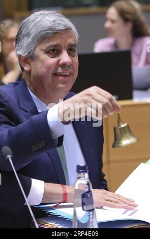 (181105) -- BRUXELLES, le 5 novembre 2018 -- Mario Centeno, président de l'Eurogroupe et ministre des Finances du Portugal, sonne la cloche lors d'une réunion des ministres des Finances de la zone euro à Bruxelles, Belgique, le 5 novembre 2018.) (rh) BELGIQUE-BRUXELLES-EUROGROUPE-MINISTRE DES FINANCES-RÉUNION YexPingfan PUBLICATIONxNOTxINxCHN Banque D'Images