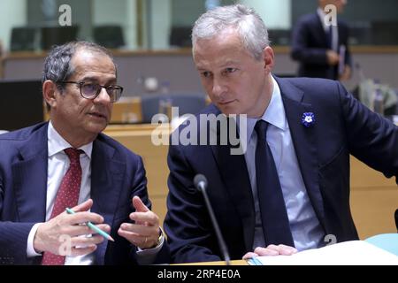 (181105) -- BRUXELLES, le 5 novembre 2018 -- le ministre italien des Finances Giovanni Tria (à gauche) et le ministre français des Finances Bruno le Maire (à droite) discutent lors d'une réunion des ministres des Finances de la zone euro à Bruxelles, Belgique, le 5 novembre 2018.) (rh) BELGIQUE-BRUXELLES-EUROGROUPE-MINISTRE DES FINANCES-RÉUNION YexPingfan PUBLICATIONxNOTxINxCHN Banque D'Images