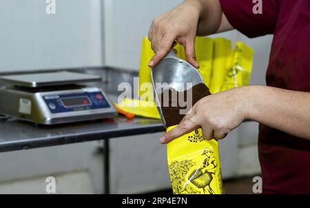 (181106) -- GRECIA, 6 novembre 2018 -- un travailleur emballe du café en poudre dans une usine de CoopeVictoria à Grecia, Costa Rica, le 31 octobre 2018. CoopeVictoria, la première coopérative fondée au Costa Rica il y a environ 75 ans, rassemble quelque 3 000 producteurs de café qui exportent leurs grains, entiers et moulus, vers différentes parties du monde, y compris récemment la Chine, bien que les expéditions vers le pays asiatique aient été relativement modestes. CoopeVictoria prévoit maintenant concurrencer pour une plus grande part du marché de consommation en croissance de la Chine en participant à la toute première China International Import Expo (CIIE) prévue du 5-10 au 27 novembre à S. Banque D'Images