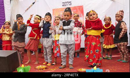 (181106) -- KATMANDOU, le 6 novembre 2018 -- des enfants népalais se produisent pour célébrer le festival Tihar à Katmandou, au Népal, le 6 novembre 2018. Tihar , la fête hindoue des lumières, est célébrée pendant cinq jours. Chaque jour est dédié à différentes figures religieuses, y compris vache, corbeau et chien.) (psw) NÉPAL-KATMANDOU-TIHAR-CÉLÉBRATION SunilxSharma PUBLICATIONxNOTxINxCHN Banque D'Images