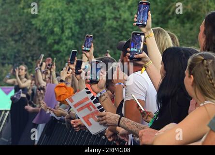 Munich, Allemagne. 02 septembre 2023. Les visiteurs et les participants filment un artiste au festival de musique « Superbloom ». (À dpa ''c'est génial!' - Des milliers de personnes célèbrent au festival 'Superbloom') crédit : Sabina Crisan/dpa/Alamy Live News Banque D'Images