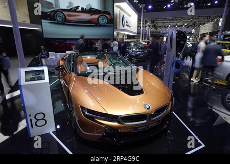 (181108) -- SHANGHAI, 8 novembre 2018 -- une photo prise le 7 novembre 2018 montre une voiture de sport hybride rechargeable BMW i8 à la première China International Import Expo (CIIE) à Shanghai, dans l'est de la Chine.) (Zyd) (IMPORT EXPO) CHINA-SHANGHAI-CIIE-AUTOMOBILES (CN) XingxGuangli PUBLICATIONxNOTxINxCHN Banque D'Images