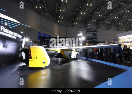 (181108) -- SHANGHAI, 8 novembre 2018 -- la photo prise le 7 novembre 2018 montre une voiture volante développée par AeroMobil à la première China International Import Expo (CIIE) à Shanghai, dans l'est de la Chine.) (Zyd) (IMPORT EXPO) CHINA-SHANGHAI-CIIE-AUTOMOBILES (CN) XingxGuangli PUBLICATIONxNOTxINxCHN Banque D'Images