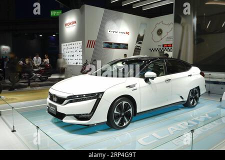 (181108) -- SHANGHAI, 8 novembre 2018 -- une photo prise le 7 novembre 2018 montre un véhicule Honda Clarity Fuel Cell sur le stand de Honda lors de la première China International Import Expo (CIIE) à Shanghai, dans l'est de la Chine.) (Zyd) (IMPORT EXPO) CHINA-SHANGHAI-CIIE-AUTOMOBILES (CN) XingxGuangli PUBLICATIONxNOTxINxCHN Banque D'Images