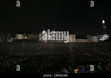 (181108) -- LONDRES, 8 novembre 2018 -- les gens regardent l'installation intitulée Beyond the Deeping Shadow : The Tower Remembers à la Tour de Londres à Londres, en Grande-Bretagne, le 7 novembre 2018. Cette installation fait partie d'une série nationale d'événements commémorant le 100e anniversaire de la fin de la première Guerre mondiale. (YY) BRITAIN-LONDON-INSTALLATION-WWI-100E ANNIVERSAIRE HanxYan PUBLICATIONxNOTxINxCHN Banque D'Images