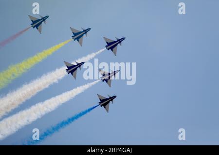 (181108) -- GUANGZHOU, 8 nov. 2018 (Xinhua) -- l'équipe aérienne Bayi de Chine se produit à la 12e exposition internationale de l'aviation et de l'aérospatiale de la Chine (Airshow China) à Zhuhai, dans la province du Guangdong du sud de la Chine, le 7 novembre 2018. Le spectacle aérien ouvre mardi. (Xinhua / Li Gang) (yxb) CHINA-GUANGDONG-ZHUHAI-AIRSHOW-BAYI ACROBATIQUE TEAM-PERFORMANCE (CN) PUBLICATIONxNOTxINxCHN Banque D'Images