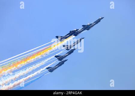 (181108) -- GUANGZHOU, 8 nov. 2018 (Xinhua) -- l'équipe aérienne Bayi de Chine se produit à la 12e exposition internationale de l'aviation et de l'aérospatiale de la Chine (Airshow China) à Zhuhai, dans la province du Guangdong du sud de la Chine, le 7 novembre 2018. Le spectacle aérien ouvre mardi. (Xinhua / Li Gang) (yxb) CHINA-GUANGDONG-ZHUHAI-AIRSHOW-BAYI ACROBATIQUE TEAM-PERFORMANCE (CN) PUBLICATIONxNOTxINxCHN Banque D'Images