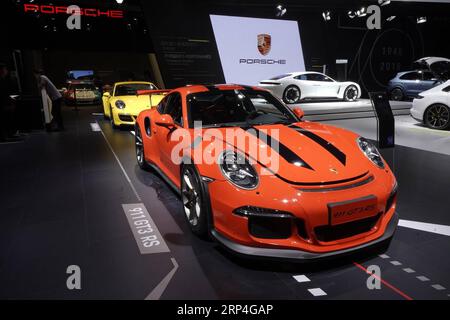 (181108) -- SHANGHAI, 8 novembre 2018 -- la photo prise le 7 novembre 2018 montre une 911 GT3 RS de Porsche à la première China International Import Expo (CIIE) à Shanghai, dans l'est de la Chine.) (Zyd) (IMPORT EXPO) CHINA-SHANGHAI-CIIE-AUTOMOBILES (CN) XingxGuangli PUBLICATIONxNOTxINxCHN Banque D'Images