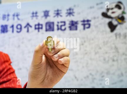 (181108) -- SHANGHAI, le 8 novembre 2018 -- Un volontaire présente un badge commémoratif pour la Journée des journalistes au centre des médias de la première China International Import Expo (CIIE) à Shanghai, dans l'est de la Chine, le 8 novembre 2018. Diverses activités ont été organisées pour saluer la 19e Journée des journalistes en Chine. ) (Zyd) (IMPORT EXPO) CHINA-SHANGHAI-CIIE-JOURNALISTS DAY (CN) ShenxBohan PUBLICATIONxNOTxINxCHN Banque D'Images