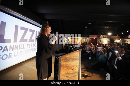 (181108) -- HOUSTON, 8 novembre 2018 -- la candidate démocrate Lizzie Fletcher prononce un discours après avoir remporté l'élection du Texas 7e district du Congrès lors de son parti de veille nocturne à Houston, Texas, États-Unis, le 6 novembre 2018. Le désir des électeurs d'une représentation plus équilibrée au Congrès a permis au Parti démocrate de gagner deux sièges de la Chambre des représentants au Texas lors des élections de mi-mandat américaines tenues mardi. POUR ALLER AVEC Feature : les démocrates font des progrès symboliques au Texas alors que les électeurs s'attendent à des changements ) (zxj) USA-TEXAS-ÉLECTIONS DE MI-MANDAT-FEATURE WangxYing PUBLICATIONxNOTxINxCH Banque D'Images