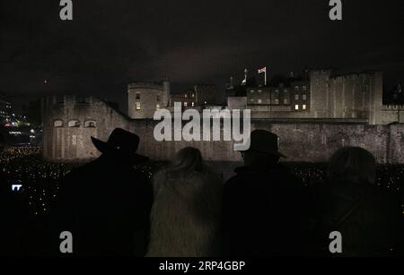 (181108) -- LONDRES, 8 novembre 2018 -- les gens regardent l'installation intitulée Beyond the Deeping Shadow : The Tower Remembers à la Tour de Londres à Londres, en Grande-Bretagne, le 7 novembre 2018. Cette installation fait partie d'une série nationale d'événements commémorant le 100e anniversaire de la fin de la première Guerre mondiale. (YY) BRITAIN-LONDON-INSTALLATION-WWI-100E ANNIVERSAIRE HanxYan PUBLICATIONxNOTxINxCHN Banque D'Images