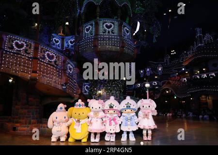 (181108) -- TOKYO, 8 novembre 2018 -- Hello Kitty (3rd L) et d'autres personnages de Sanrio saluent le public lors de l'avant-première de l'événement de Noël de Sanrio Puroland à Tokyo, Japon, le 8 novembre 2018. Sanrio Puroland tiendra un événement spécial de Noël du 9 novembre au 25 décembre. )(dh) JAPON-TOKYO-HELLO KITTY-ÉVÉNEMENT DE NOËL DuxXiaoyi PUBLICATIONxNOTxINxCHN Banque D'Images