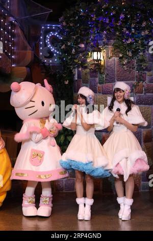 (181108) -- TOKYO, 8 novembre 2018 -- Hello Kitty (G) et des invités spéciaux saluent le public lors de l'avant-première de l'événement de Noël de Sanrio Puroland à Tokyo, Japon, le 8 novembre 2018. Sanrio Puroland tiendra un événement spécial de Noël du 9 novembre au 25 décembre. )(dh) JAPON-TOKYO-HELLO KITTY-ÉVÉNEMENT DE NOËL DuxXiaoyi PUBLICATIONxNOTxINxCHN Banque D'Images