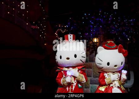 (181108) -- TOKYO, 8 novembre 2018 -- Hello Kitty (à droite) et Daniel Star se produisent lors de l'avant-première musicale de l'événement de Noël Sanrio Puroland à Tokyo, Japon, le 8 novembre 2018. Sanrio Puroland tiendra un événement spécial de Noël du 9 novembre au 25 décembre. )(dh) JAPON-TOKYO-HELLO KITTY-ÉVÉNEMENT DE NOËL DuxXiaoyi PUBLICATIONxNOTxINxCHN Banque D'Images