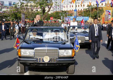 (181109) -- PHNOM PENH, 9 novembre 2018 -- le roi cambodgien Norodom Sihamoni (voiture avant) fait des gestes devant la foule lors de la célébration de la fête de l'indépendance à Phnom Penh, Cambodge, le 9 novembre 2018. Vendredi, le Cambodge a commémoré le 65e anniversaire de son indépendance de la France lors d’une cérémonie de deux heures. )(psw) CAMBODIA-PHNOM PENH-65E JOUR DE L'INDEPENDANCE Sovannara PUBLICATIONxNOTxINxCHN Banque D'Images