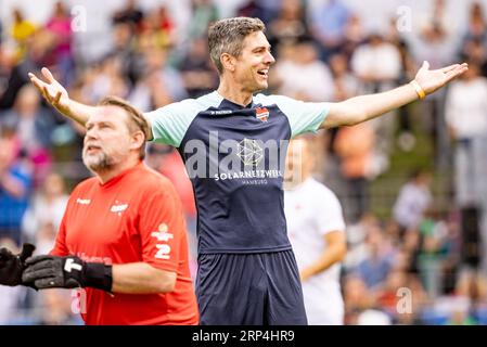 Hambourg, Allemagne. 03 septembre 2023. La présentatrice Ingo Zamperoni célèbre un but pour son équipe lors du match de football caritatif « Kicken mit Herz » de l'hôpital universitaire de Hambourg-Eppendorf au profit de la médecine cardiaque infantile. Crédit : Axel Heimken/dpa/Alamy Live News Banque D'Images