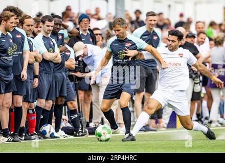 Hambourg, Allemagne. 03 septembre 2023. Le chroniqueur Micky Beisenherz (M) tente de gagner un ballon lors du match de football caritatif « Kicken mit Herz » organisé par le Centre médical universitaire de Hambourg-Eppendorf au profit de la médecine cardiaque infantile. Crédit : Axel Heimken/dpa/Alamy Live News Banque D'Images