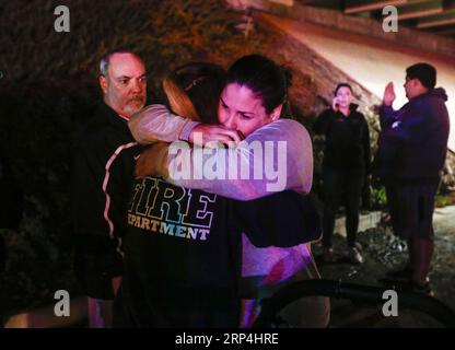 (181109) -- BEIJING, 9 novembre 2018 -- des témoins se serrent devant le Borderline Bar and Grill où un tireur a tiré sur des gens à Thousand Oaks, Californie, États-Unis, 8 novembre 2018.) (djj) Xinhua Headlines : Californie bar shooting choque la ville autrefois jugée sûre aux États-Unis ZhaoxHanrong PUBLICATIONxNOTxINxCHN Banque D'Images