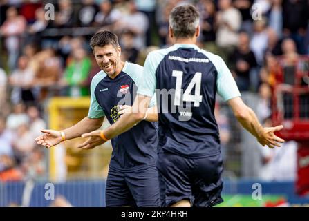 Hambourg, Allemagne. 03 septembre 2023. L'ex-capitaine du FC St. Pauli, Fabian Boll (à gauche) et le présentateur Ingo Zampoeroni célèbrent un but pour leur équipe lors du match de football caritatif « Kicken mit Herz » du Centre médical universitaire de Hambourg-Eppendorf en faveur de la médecine cardiaque infantile. Crédit : Axel Heimken/dpa/Alamy Live News Banque D'Images