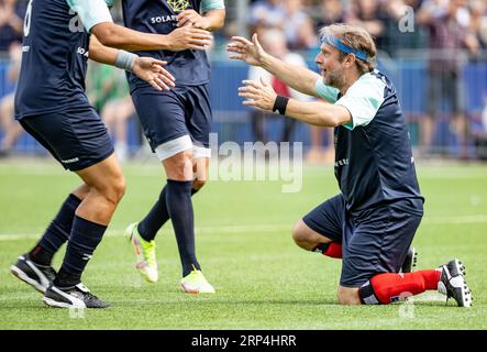 Hambourg, Allemagne. 03 septembre 2023. L'acteur Bjarne Mädel se laisse célébrer pour avoir marqué un but dans le match de football « Kicken mit Herz » du Centre médical universitaire de Hambourg-Eppendorf au profit de la médecine cardiaque infantile. Crédit : Axel Heimken/dpa/Alamy Live News Banque D'Images