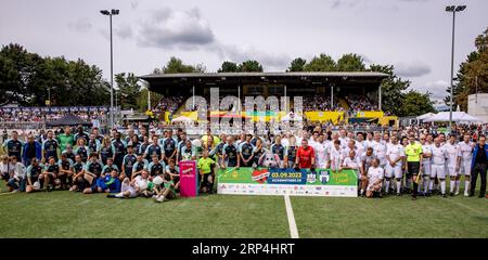 Hambourg, Allemagne. 03 septembre 2023. Les équipes du match de football caritatif « Kicken mit Herz » du Centre médical universitaire de Hambourg-Eppendorf au profit de la médecine cardiaque infantile, se tiennent sur le terrain pour une photo d'équipe. Crédit : Axel Heimken/dpa - ATTENTION : utiliser uniquement en format complet/dpa/Alamy Live News Banque D'Images