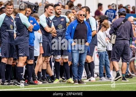 Hambourg, Allemagne. 03 septembre 2023. Felix Magath, entraîneur de l'équipe de célébrités, est en marge du match de football caritatif « Kicken mit Herz » (« Kicking with Hear ») organisé par le Centre médical universitaire de Hambourg-Eppendorf au profit de la médecine cardiaque infantile. Crédit : Axel Heimken/dpa/Alamy Live News Banque D'Images