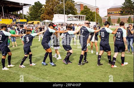 Hambourg, Allemagne. 03 septembre 2023. Les joueurs de l'équipe de célébrités se sont présentés au match de football 'Kicken mit Herz' de l'hôpital universitaire de Hambourg-Eppendorf en faveur de la médecine cardiaque des enfants, avec des masques avec lesquels ils peuvent jouer au football aveugle. Crédit : Axel Heimken/dpa/Alamy Live News Banque D'Images