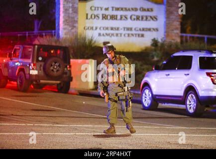 (181109) -- BEIJING, 9 novembre 2018 -- des policiers sécurisent la route menant au Borderline Bar and Grill où un homme armé a tiré sur des gens à Thousand Oaks, Californie, États-Unis, 8 novembre 2018.) (djj) Xinhua Headlines : Californie bar shooting choque la ville autrefois jugée sûre aux États-Unis ZhaoxHanrong PUBLICATIONxNOTxINxCHN Banque D'Images