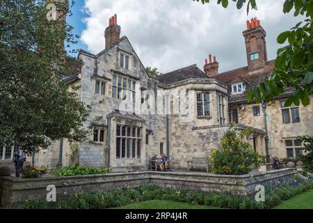 Vue arrière du bureau d'enregistrement de Lewes à Southover Grange Gardens, Lewes, East Sussex, Royaume-Uni. Banque D'Images