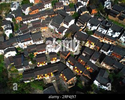 (181109) -- WUYUAN, 10 novembre 2018 (Xinhua) -- une photo aérienne prise le 9 novembre 2018 montre une vue du village de Huangling dans le comté de Wuyuan, province du Jiangxi dans l'est de la Chine. Jiang Chunhua est un villageois du village de Huangling dans le comté de Wuyuan. Elle est devenue membre du personnel de Huangling Scenic spot en 2016. Elle et ses collègues sont appelés tante Shaiqiu par les touristes. Le Shaiqiu est une tradition rurale à Huangling où les récoltes d'automne sont séchées pour être stockées pendant l'hiver. (Xinhua/Hu Chenhuan) CHINA-JIANGXI-WUYUAN-LIFE (CN) PUBLICATIONxNOTxINxCHN Banque D'Images