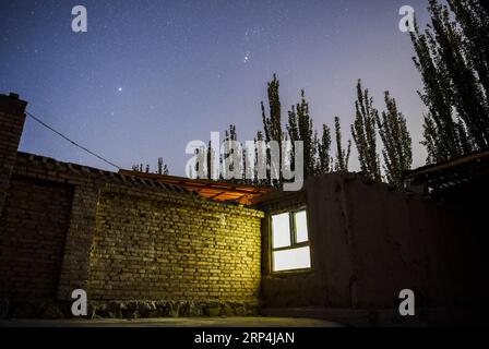 (181110) -- URUMQI, 10 novembre 2018 (Xinhua) -- une photo d'exposition longue durée prise le 24 octobre 2018 montre la maison où Chen Xibo et sa famille vivent tempérament près d'un champ de coton dans la ville de Dolatbag du comté de Bachu, dans le nord-ouest de la Chine, dans la région autonome ouygure du Xinjiang. Chen Xibo, 30 ans, originaire du comté de Zhaotong, dans la province du Yunnan du sud-ouest de la Chine, avec 4 autres membres de sa famille, a commencé cette année une expédition saisonnière dans la région riche en coton pour aider à récolter la récolte il y a deux mois. Un travailleur expérimenté, Chen s'attend à au moins la moitié du revenu total de cette année après 3 mois de travail dur collectiti Banque D'Images