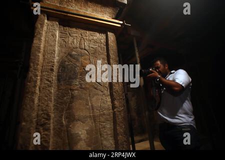 (181110) -- GIZEH (ÉGYPTE), 10 novembre 2018 -- Un homme prend des photos dans une tombe de la nécropole de Saqqara, province de Gizeh, Égypte, le 10 novembre 2018. Le ministre égyptien des Antiquités, Khaled al-Anany, a annoncé samedi la découverte de sept tombes pharaoniques dans la nécropole de Saqqara. EGYPTE-GIZEH-TOMBES PHARAONIQUES-DÉCOUVERTE AhmedxGomaa PUBLICATIONxNOTxINxCHN Banque D'Images
