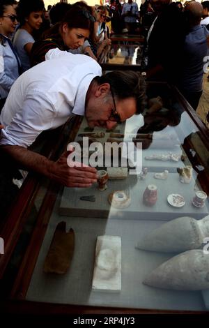 (181110) -- GIZEH (ÉGYPTE), 10 novembre 2018 -- les gens regardent les objets découverts dans la nécropole de Saqqara, province de Gizeh, Égypte, le 10 novembre 2018. Le ministre égyptien des Antiquités, Khaled al-Anany, a annoncé samedi la découverte de sept tombes pharaoniques dans la nécropole de Saqqara. EGYPTE-GIZEH-TOMBES PHARAONIQUES-DÉCOUVERTE AhmedxGomaa PUBLICATIONxNOTxINxCHN Banque D'Images