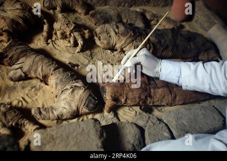 (181110) -- GIZEH (ÉGYPTE), 10 novembre 2018 -- un archéologue travaille dans une tombe de la nécropole de Saqqara, province de Gizeh, Égypte, le 10 novembre 2018. Le ministre égyptien des Antiquités, Khaled al-Anany, a annoncé samedi la découverte de sept tombes pharaoniques dans la nécropole de Saqqara. EGYPTE-GIZEH-TOMBES PHARAONIQUES-DÉCOUVERTE AhmedxGomaa PUBLICATIONxNOTxINxCHN Banque D'Images
