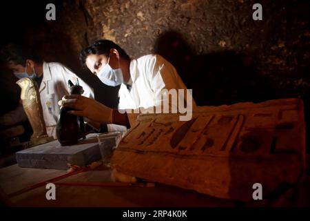 (181110) -- GIZEH (ÉGYPTE), 10 novembre 2018 -- des archéologues travaillent dans une tombe de la nécropole de Saqqara, province de Gizeh, Égypte, le 10 novembre 2018. Le ministre égyptien des Antiquités, Khaled al-Anany, a annoncé samedi la découverte de sept tombes pharaoniques dans la nécropole de Saqqara. EGYPTE-GIZEH-TOMBES PHARAONIQUES-DÉCOUVERTE AhmedxGomaa PUBLICATIONxNOTxINxCHN Banque D'Images