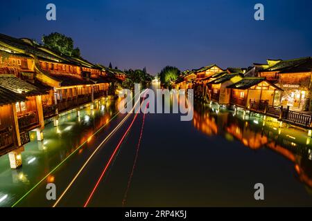 (181111) -- PÉKIN, 11 novembre 2018 -- la photo prise le 6 novembre 2018 montre une vue nocturne de la ville de Wuzhen dans la province du Zhejiang de l'est de la Chine.) XINHUA PHOTO CHOIX HEBDOMADAIRE CaixYang PUBLICATIONxNOTxINxCHN Banque D'Images