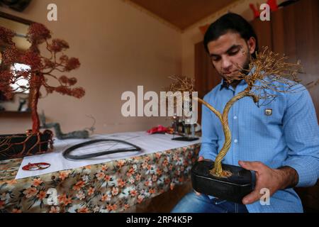 (181111) -- PÉKIN, 11 novembre 2018 -- l'artiste palestinien Mahmoud al-Nabahin travaille sur une sculpture en fil de fer à son domicile dans le centre de la bande de Gaza le 6 novembre 2018. Stringer) XINHUA PHOTO CHOIX HEBDOMADAIRE ZhaoxYue PUBLICATIONxNOTxINxCHN Banque D'Images