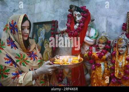 (181111) -- PÉKIN, 11 novembre 2018 -- Une femme hindoue tient des lampes à huile en priant pour célébrer Diwali, ou la fête des lumières, à Lahore, dans l est du Pakistan, le 7 novembre 2018.) XINHUA PHOTO CHOIX HEBDOMADAIRE Sajjad PUBLICATIONxNOTxINxCHN Banque D'Images