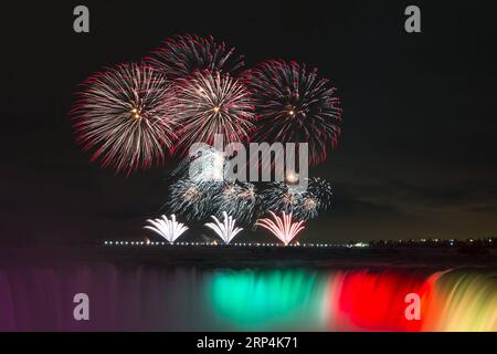 (181111) -- BEIJING, le 11 novembre 2018 -- des feux d'artifice sont observés au-dessus des chutes du Niagara le premier jour de la compétition internationale de feux d'artifice Cascades of Fire à Niagara Falls, Ontario, Canada, le 9 novembre 2018.) XINHUA PHOTO CHOIX HEBDOMADAIRE ZouxZheng PUBLICATIONxNOTxINxCHN Banque D'Images