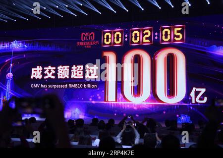 Actualités Bilder des Tages (181111) -- SHANGHAI, 11 novembre 2018 -- Un écran géant affiche les ventes sur le marché en ligne d Alibaba Tmall pour Singles Day shopping spree à Shanghai, est de la Chine, 11 novembre 2018. Les ventes de Singles Day en Chine sur Tmall ont atteint 10 milliards de yuans (environ 1,44 milliards de dollars américains) à seulement deux minutes et cinq secondes après minuit dimanche. Le géant du commerce électronique a lancé la promotion annuelle de magasinage en ligne le 11 novembre 2009. ) (Zwx) CHINA-SHANGHAI-SINGLES DAY SALES-TMALL (CN) HuangxZongzhi PUBLICATIONxNOTxINxCHN Banque D'Images