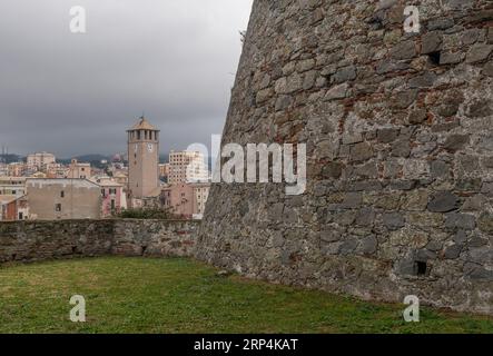 Paysage urbain sur le toit depuis la Forteresse de Priamar (1542) avec la Tour Brandale (1100) et le gratte-ciel Leon Pancaldo (1941), par temps nuageux, Savone Banque D'Images