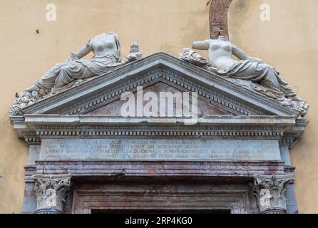 Détail du portail en marbre avec sculptures sans tête du Palazzo Lamba Doria (16e siècle), siège de la Chambre de Commerce, Savone, Ligurie, Italie Banque D'Images