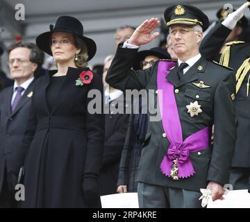 (181111) -- BRUXELLES, le 11 novembre 2018 -- le roi de Belgique Philippe (à droite) et la reine Mathilde assistent à une cérémonie commémorant le 100e anniversaire du jour de l'armistice de la première Guerre mondiale à Bruxelles, Belgique, le 11 novembre 2018. Pour commémorer le 100e anniversaire de l’Armistice, le roi belge Philippe a prononcé un discours dimanche matin devant la colonne du Congrès à Bruxelles, appelant les jeunes à devenir des héros et à construire un monde pacifique. )(dh) BELGIQUE-BRUXELLES-première Guerre mondiale ARMISTICE-CEREMONY YexPingfan PUBLICATIONxNOTxINxCHN Banque D'Images
