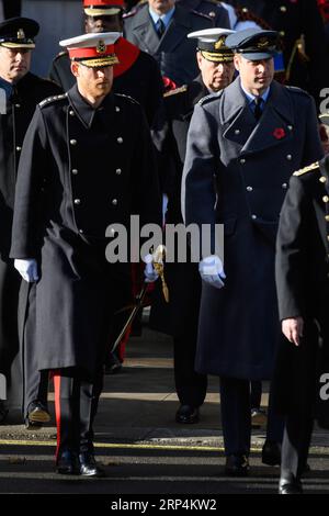 (181111) -- LONDRES, le 11 novembre 2018 -- le prince Harry (à gauche), duc de Sussex et le prince William (à droite, à droite), duc de Cambridge assistent à la cérémonie commémorative annuelle marquant le 100e anniversaire de la fin de la première Guerre mondiale à Londres, en Grande-Bretagne, le 11 novembre 2018. Dimanche matin, la reine Elizabeth II a été rejointe par des milliers de soldats anciens et actuels, des politiciens et des diplomates de premier plan pour souligner le 100e anniversaire de la fin de la première Guerre mondiale lors du défilé annuel du jour du souvenir dans le centre de Londres. )(dh) BRITAIN-LONDON-WWI-100E ANNIVERSAIRE RayxTang PUBLICATIONxNOTxIN Banque D'Images