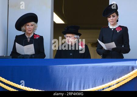 (181111) -- LONDRES, le 11 novembre 2018 -- Camilla, duchesse de Cornouailles, la reine Elizabeth II de Grande-Bretagne et Catherine, duchesse de Cambridge (de gauche à droite) assistent à la cérémonie commémorative annuelle marquant le 100e anniversaire de la fin de la première Guerre mondiale à Londres, en Grande-Bretagne, le 11 novembre 2018. Dimanche matin, la reine Elizabeth II a été rejointe par des milliers de soldats anciens et actuels, des politiciens et des diplomates de premier plan pour souligner le 100e anniversaire de la fin de la première Guerre mondiale lors du défilé annuel du jour du souvenir dans le centre de Londres. )(dh) BRITAIN-LONDON-WWI-100E ANNIVERSAIRE RayxTang PUBLICATIONx Banque D'Images