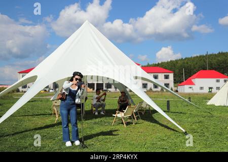 (230903) -- ARXAN, 3 septembre 2023 (Xinhua) -- des touristes prennent des photos dans une station balnéaire d'Arxan de la Ligue Hinggan, dans la région autonome de Mongolie intérieure du nord de la Chine, le 1 septembre 2023. Arxan, situé au pied sud-ouest des montagnes Dahinggan et à l'intersection de quatre grandes prairies, est une destination touristique de plus en plus populaire. Le marché du tourisme en Mongolie intérieure est en plein essor en 2023. De janvier à juillet, la région a reçu 124 millions de touristes nationaux, réalisant des recettes touristiques record de 176,22 milliards de yuans (24,48 milliards de dollars américains). (Xinhua/Wang Kaiyan) Banque D'Images