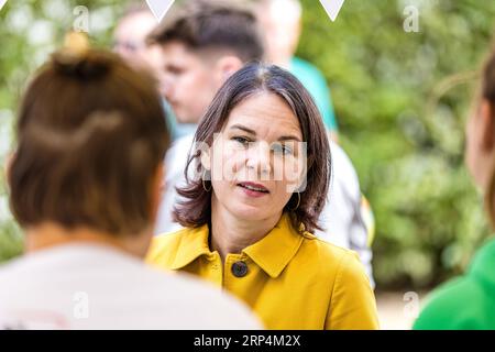 Finsterwalde, Allemagne. 03 septembre 2023. Annalena Baerbock (Bündnis 90/Die Grünen), ministre des Affaires étrangères, rend visite aux exposants lors de la Journée du Brandebourg. Sous la devise «ici la musique joue», la première Journée Brandebourg après 2018 aura lieu ce week-end à Finsterwalde, une ville de 17 000 habitants. Crédit : Frank Hammerschmidt/dpa/Alamy Live News Banque D'Images